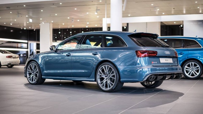 Audi RS6 Exclusive Looks Smashing in Polarblau
