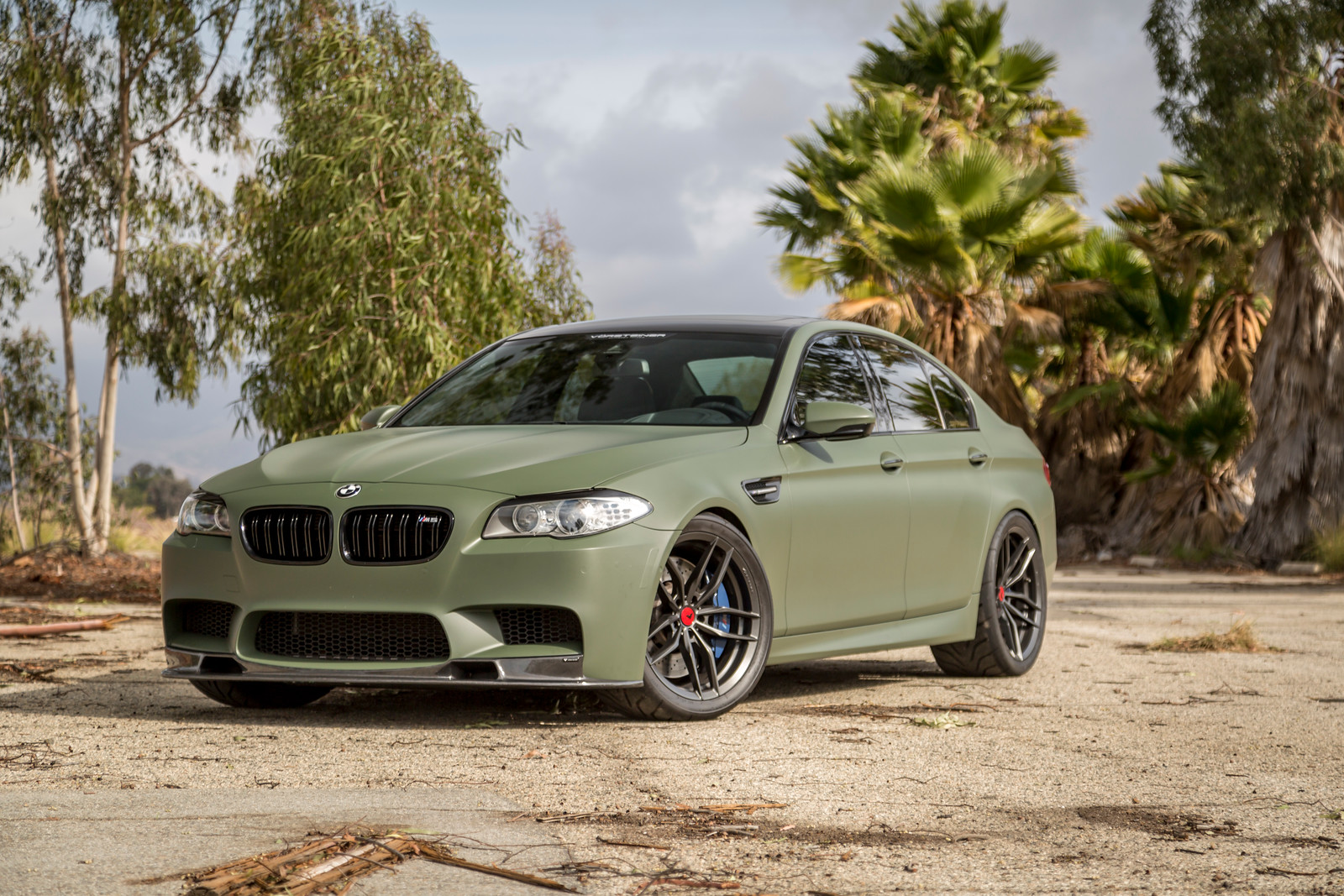 Бмв хаки. БМВ m5 f10. BMW m5 Green. BMW 5 f10 Military Green. BMW m5 f10 2012.