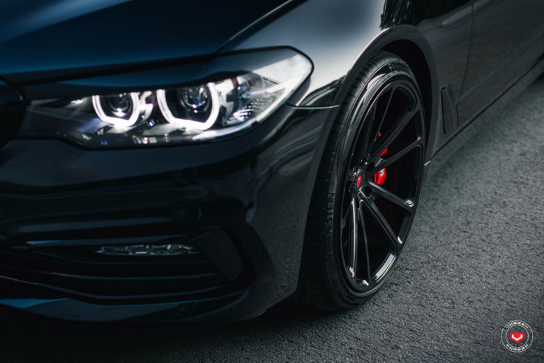 G30 BMW 5-Series in Carbon Black Wears Vossen Wheels